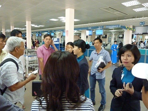 Nhân viên sân bay Tân Sơn Nhất giải thích với khách hàng của chuyến bị bị trục trặc.